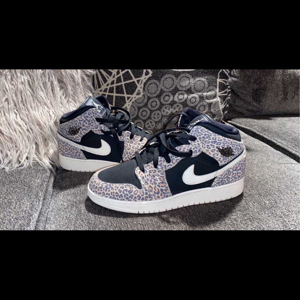 Jordan 1 Leapard print Size 7Y (women’s 8). Worn only a few times.